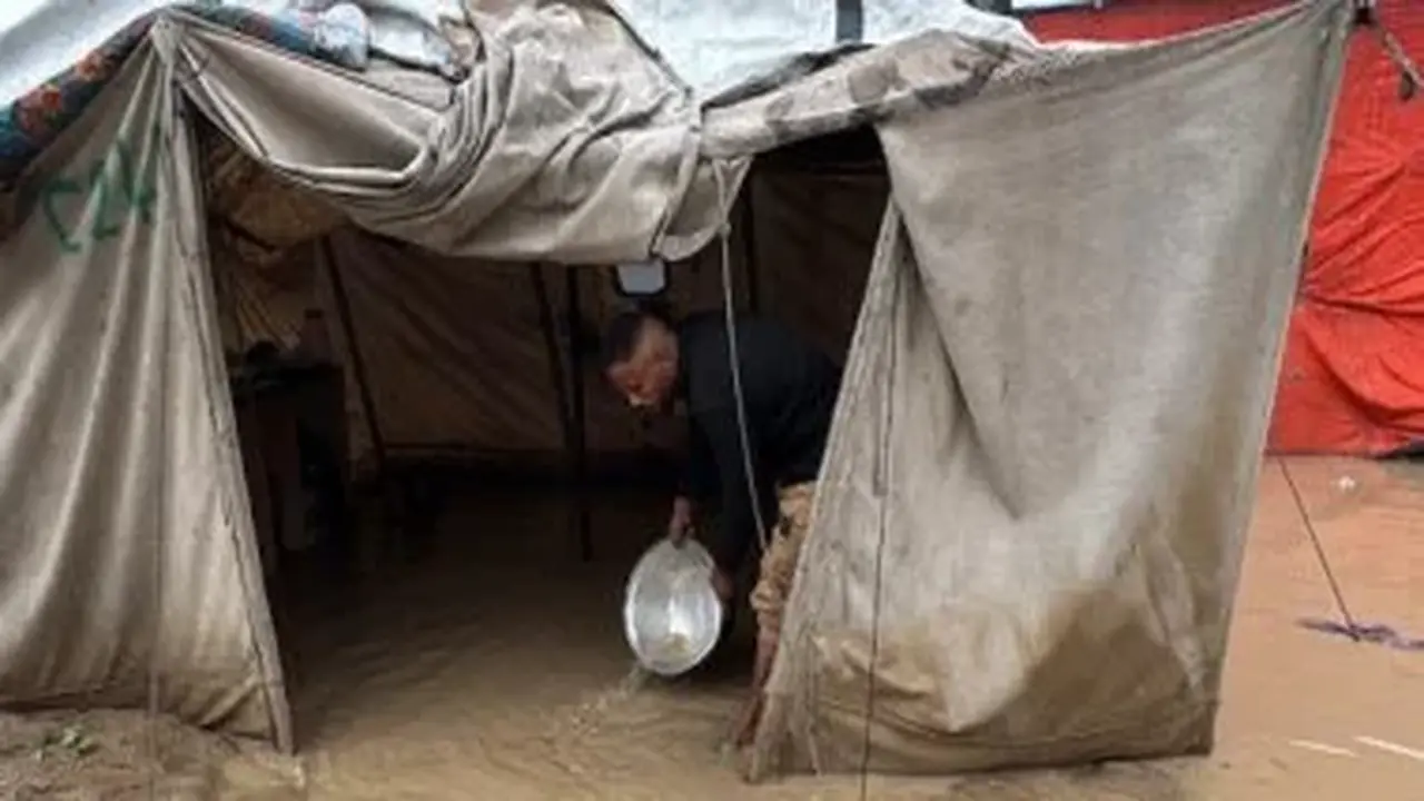 أمطار غزة تعمق الأزمة بوفاة 11 وانهيار 10 منازل وغرق المخيمات